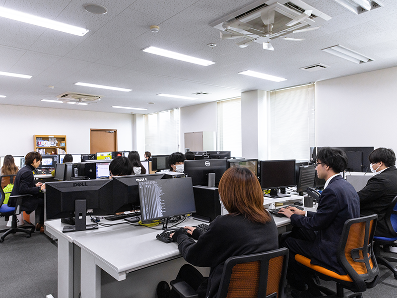 オフィスの様子　執務スペース